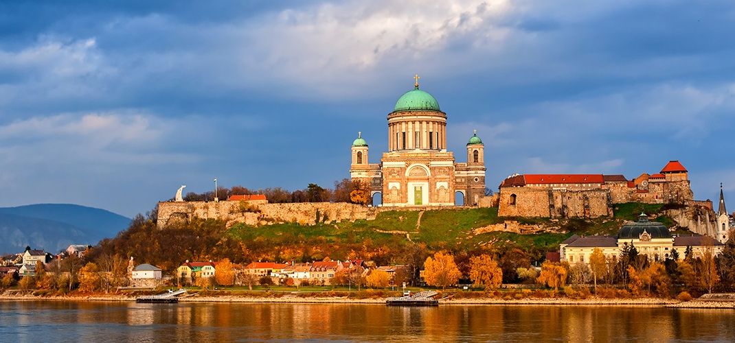 ESZTERHOM HUNGRIA CRUCEROS DANUBIO DANUBE CRUISES CRUCEROS FLUVIALES DANUBIO ESZTERGOM BUDAPEST HUNGARY #Esztergom #Hungria #Danubio #Cruceros #CrucerosFluviales